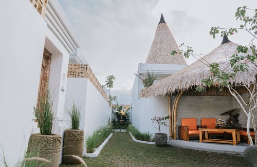 Mas Villa | Golden Bee