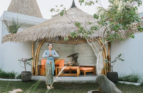 Mas Villa | Golden Bee