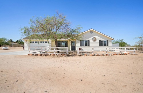 Joshua Tree Casa | 🌵Golden Desert Ranch - Hot Tub, Fire Pit and BBQ!🌵