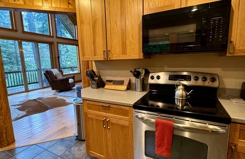 Crescent City Casa | Golden Grove On the River! Amazing home above the Smith River.