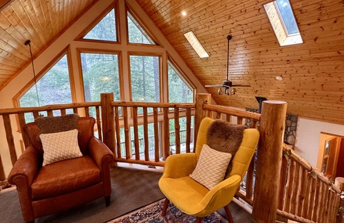 Crescent City Casa | Golden Grove On the River! Amazing home above the Smith River.