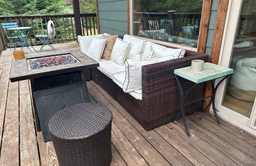 Crescent City Casa | Golden Grove On the River! Amazing home above the Smith River.