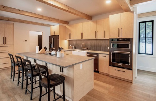 Golden Casa | Golden Hour: 3-bedroom luxury home in the Canadian Wilderness