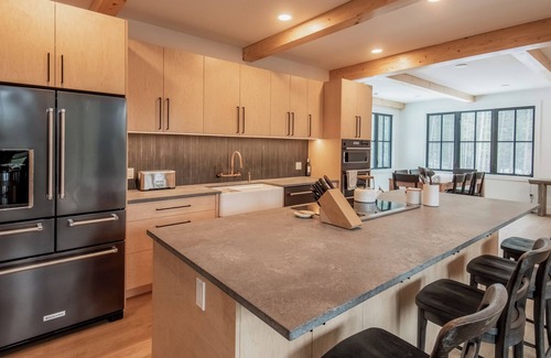 Golden Casa | Golden Hour: 3-bedroom luxury home in the Canadian Wilderness