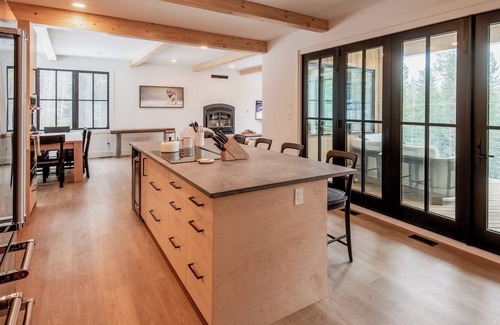 Golden Casa | Golden Hour: 3-bedroom luxury home in the Canadian Wilderness