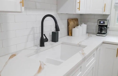 Lexington Casa | Golden House: Sleeps 12 Cozy + Modern - close to UK, Summit + Keeneland!