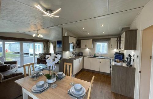 Chapel Saint Leonards Complejo | Golden Palm Resort - The Cambridge Deluxe - Coastal Caravan Breaks