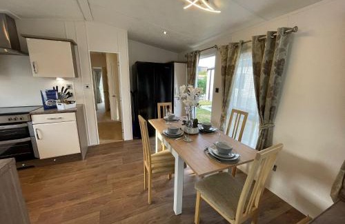 Chapel Saint Leonards Complejo | Golden Palm Resort - The Cambridge Deluxe - Coastal Caravan Breaks
