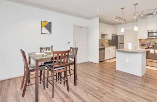 College Park Apartamento | Golden Retreat w/ King Suite|2 BD| Pool|Gym