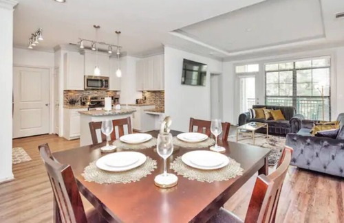 College Park Apartamento | Golden Retreat w/ King Suite|2 BD| Pool|Gym