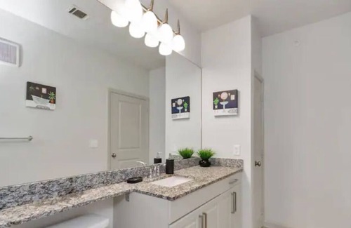 College Park Apartamento | Golden Retreat w/ King Suite|2 BD| Pool|Gym