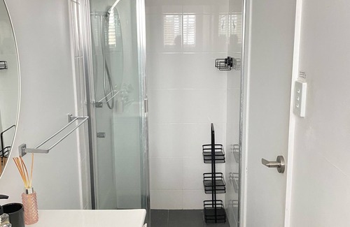 Tuggerawong Apartamento | Golden Sunrise Lake View In Private Two Bedroom Apartment