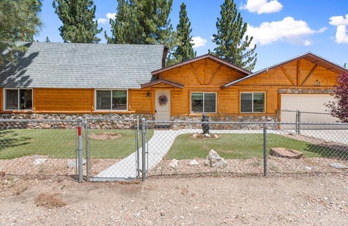 Woodlands Casa | Goldies Getaway - Beautiful modern cabin with Hot Tub! Game Room with Foosball and Ping Pong Table!