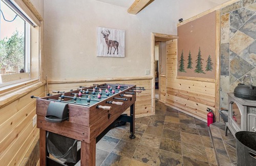 Woodlands Casa | Goldies Getaway - Beautiful modern cabin with Hot Tub! Game Room with Foosball and Ping Pong Table!
