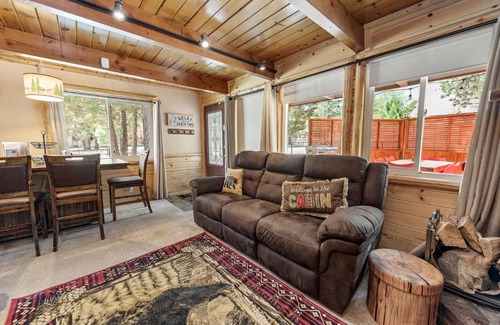 Woodlands Casa | Goldies Getaway - Beautiful modern cabin with Hot Tub! Game Room with Foosball and Ping Pong Table!