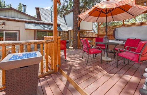 Woodlands Casa | Goldies Getaway - Beautiful modern cabin with Hot Tub! Game Room with Foosball and Ping Pong Table!