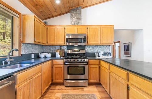 Truckee Casa | Vistas tranquilas - Northstar 4BR de lujo con piscinas de HOA, tenis, jacuzzi y gimnasio