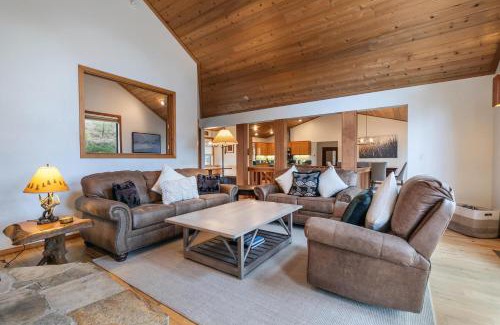 Truckee Casa | Goldmine - Luxury Northstar 4BR- Shuttle to Slopes- Gym Access- Pet Friendly