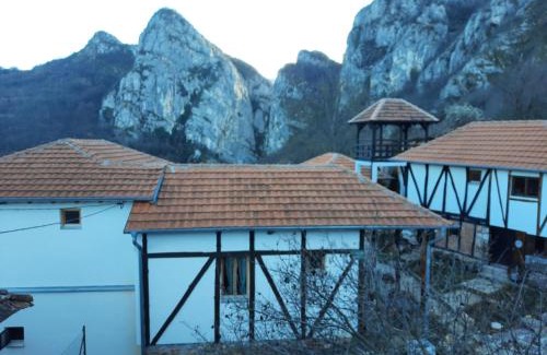 Stara Planina Casa | Golemi kamik Pirot