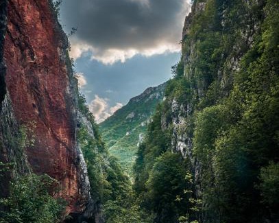 Stara Planina Casa | Golemi kamik Pirot