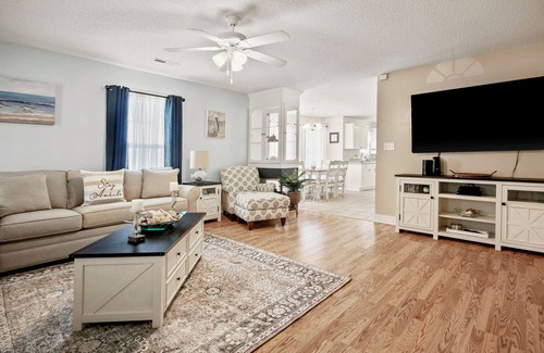 Pawleys Island Casa | Golf ~ Beach ~ Attractions...Centrally in Quiet Pawleys Island Neighborhood