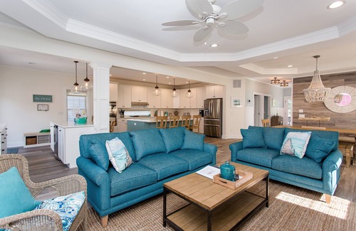Michigan City Casa | ¡Bañera de hidromasaje y carrito de golf en el vecindario de Beachwalk! Casa nueva con decoración de playa.