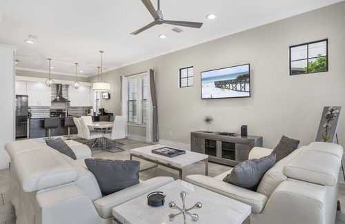 Villa Lago Casa | Golf Cart ~ Family Friendly ~ Community Pool ~ Balcony