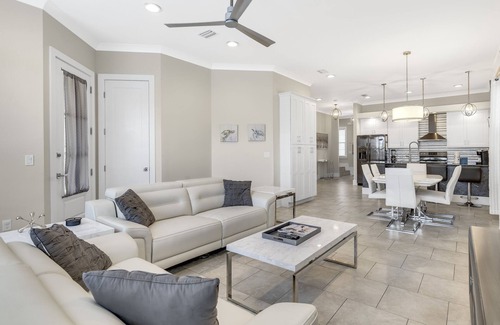Villa Lago Casa | Golf Cart ~ Family Friendly ~ Community Pool ~ Balcony
