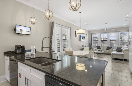 Villa Lago Casa | Golf Cart ~ Family Friendly ~ Community Pool ~ Balcony