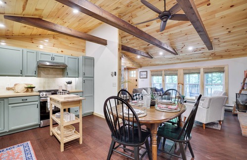 Pocono Lake Cabina | LABOR DAY WEEKEND Available/ Pool, Lake, Game Room & Golf Cart for Rent