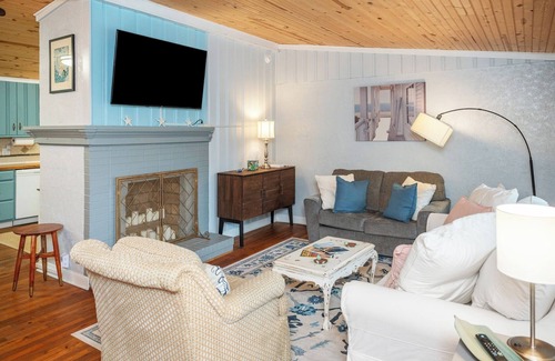 Yaupon Beach Cabaña | Charming Oak Island Cottage - Walk to Beach, Fire Pit, Porch, Sleeps 8