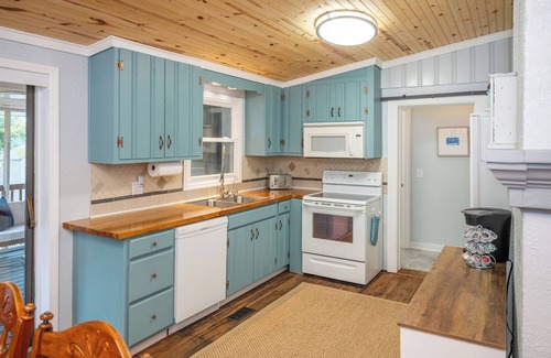 Yaupon Beach Cabaña | Charming Oak Island Cottage - Walk to Beach, Fire Pit, Porch, Sleeps 8