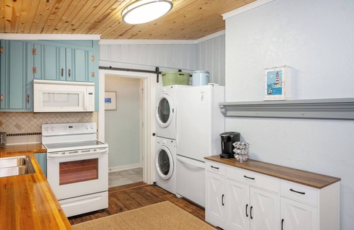 Yaupon Beach Cabaña | Charming Oak Island Cottage - Walk to Beach, Fire Pit, Porch, Sleeps 8