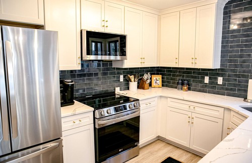 Ocean Ridge Condominio | Golf course adjacent, beach-themed condo with sunroom, washer/dryer, & AC
