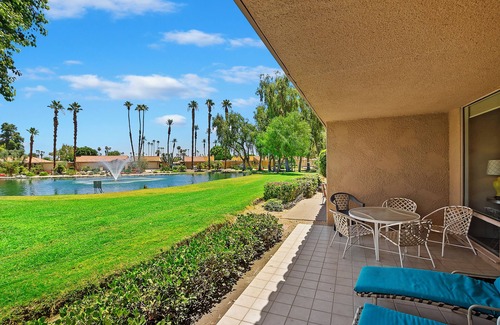 Rancho Mirage Condominio | Golf Course Condo w/ Water & Mountain Views Nov/Dec 2025 & Jan 2026 available!