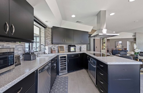 La Quinta Casa | Golf Course-Front Views, Pool+Hot Tub, Patio | Modern | Edgy House by AvantStay