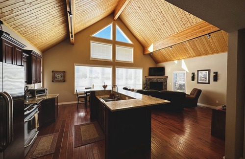 Red Lodge Chalet De Esquí | Golf Course Home w/Mtn Views, Hot Tub & Fireplace