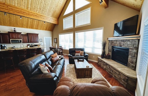 Red Lodge Chalet De Esquí | Golf Course Home w/Mtn Views, Hot Tub & Fireplace