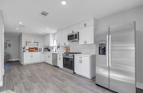 Conroe Casa | Golf Course Mansion-Pool-Massive TVs-Sonos surround sound-Sleeps 16+