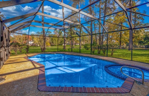 Conroe Casa | Golf Course Mansion-Pool-Massive TVs-Sonos surround sound-Sleeps 16+