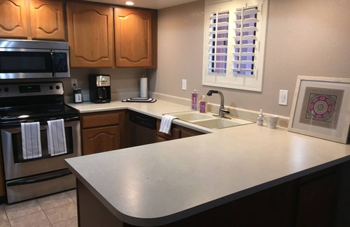 Paradise Valley Village Condominio | ¡Vista al campo de golf y a la espectacular piscina! Nuevos muebles cómodos! Planta baja