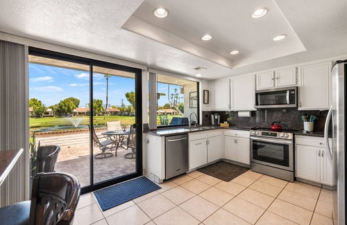Rancho Mirage Condominio | Golf Course Views, Pool, Spa, Dine Al Fresco