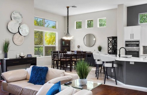 Desert Ridge Casa | Golf Course Villa! Saltwater Pool & Putting Green