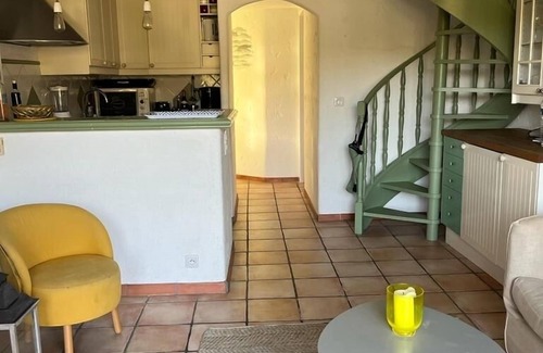 Rayol-Canadel-sur-Mer Apartamento | Apartamento en la planta superior / terraza, vista al mar