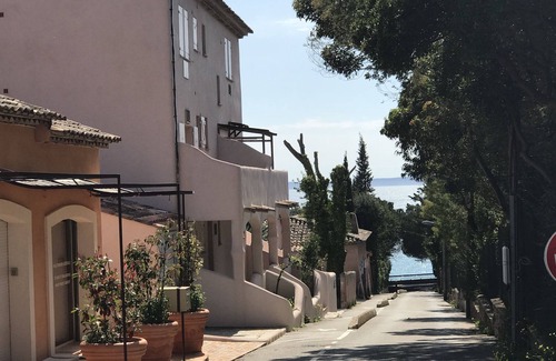 Rayol-Canadel-sur-Mer Apartamento | Apartamento en la planta superior / terraza, vista al mar