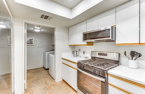 Cathedral City Condominio | Golf, Hike & Relax: Cathedral City Condo