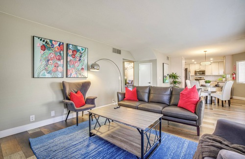 Green Valley North Casa | Golf, Shop & Explore: Sleek Getaway in Henderson!