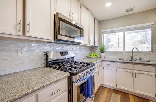 Green Valley North Casa | Golf, Shop & Explore: Sleek Getaway in Henderson!
