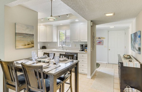 Palm Desert Condominio | Golf & Swim: Country Club Condo in Palm Desert