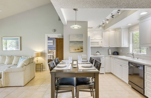 Palm Desert Condominio | Golf & Swim: Country Club Condo in Palm Desert